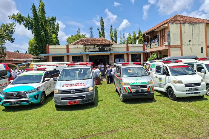 BOLAK BALIK: Sejumlah ambulans berjajar di lapangan dengan SMA 2 Kudus untuk mengantarkan korban dugaan keracunan MBG kemarin.