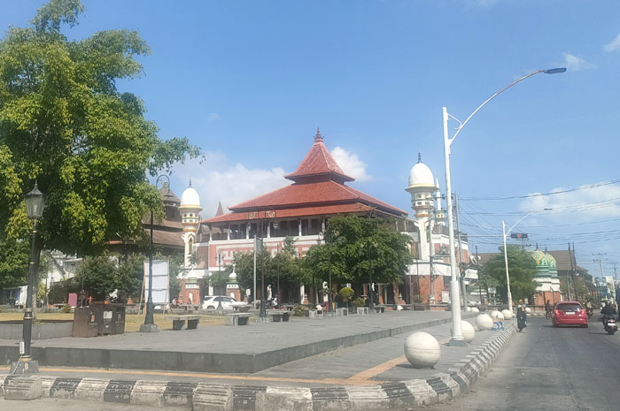 BUTUH PENANGANAN: Potret alun-alun di kawasan Kota Pusaka Lasem saat malam hari kondisinya gelap akibat LPJU korsleting.