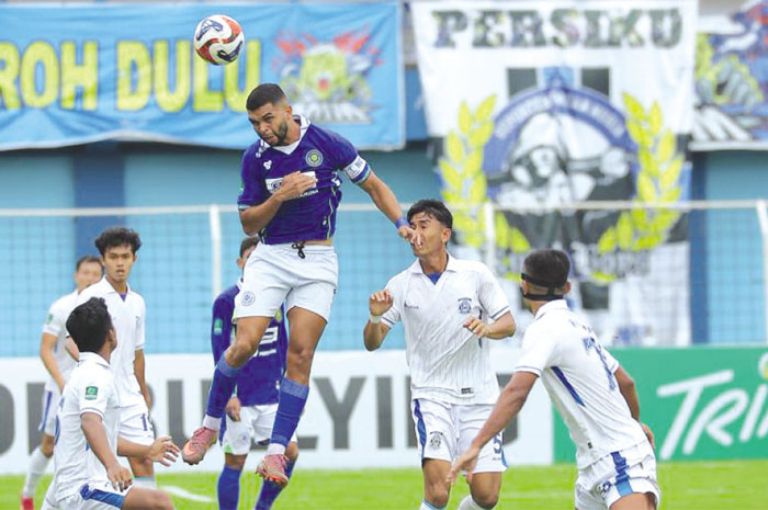 ANDALAN: Striker produktif Persiku Igor Costa saat bermain menjamu Persiba Balikpapan di Stadion Wergu Wetan pada Minggu (18/1) lalu.