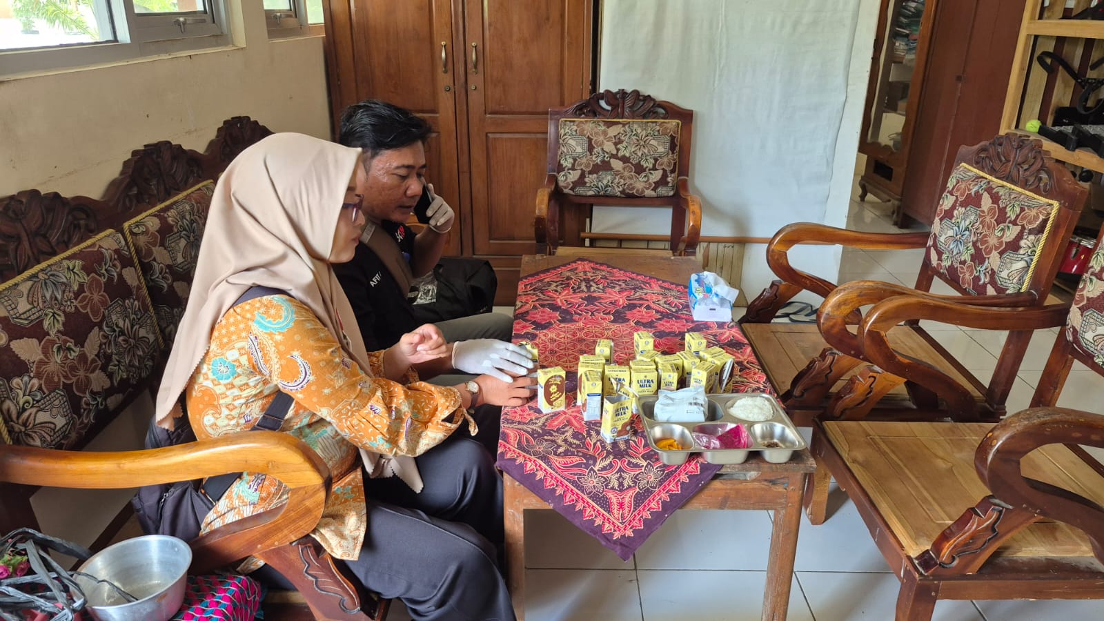 PE: Tim kesehatan lingkungan Dinkes Grobogan saat melakukan PE di SDN 2 Pulongrambe Kecamatan Tawangharjo, Kabupaten Grobogan.