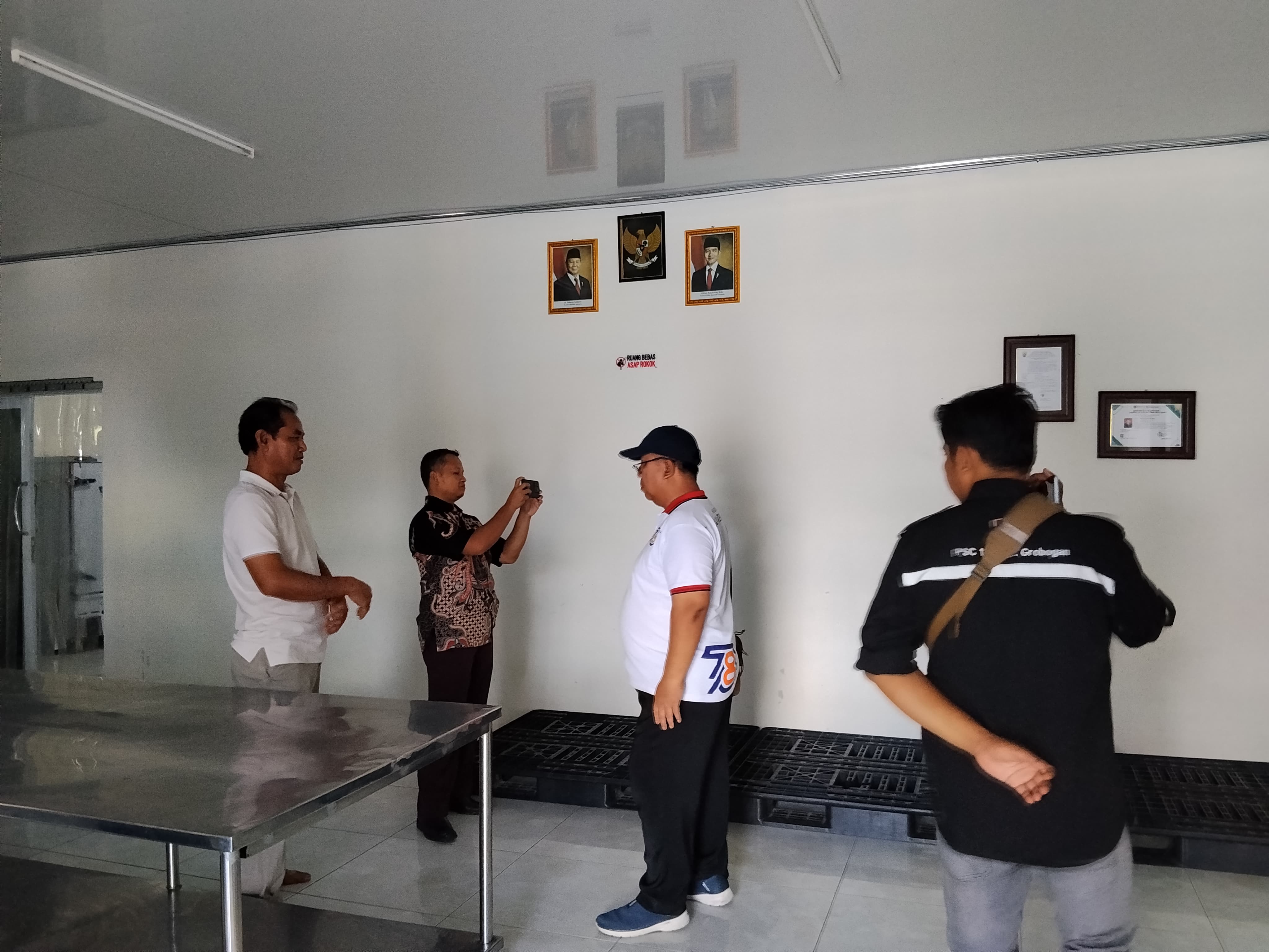 INVESTIGASI: Tim gabungan saat melakukan PE dan investigasi di SPPG Pulongrambe Kecamatan Tawangharjo, Grobogan,
