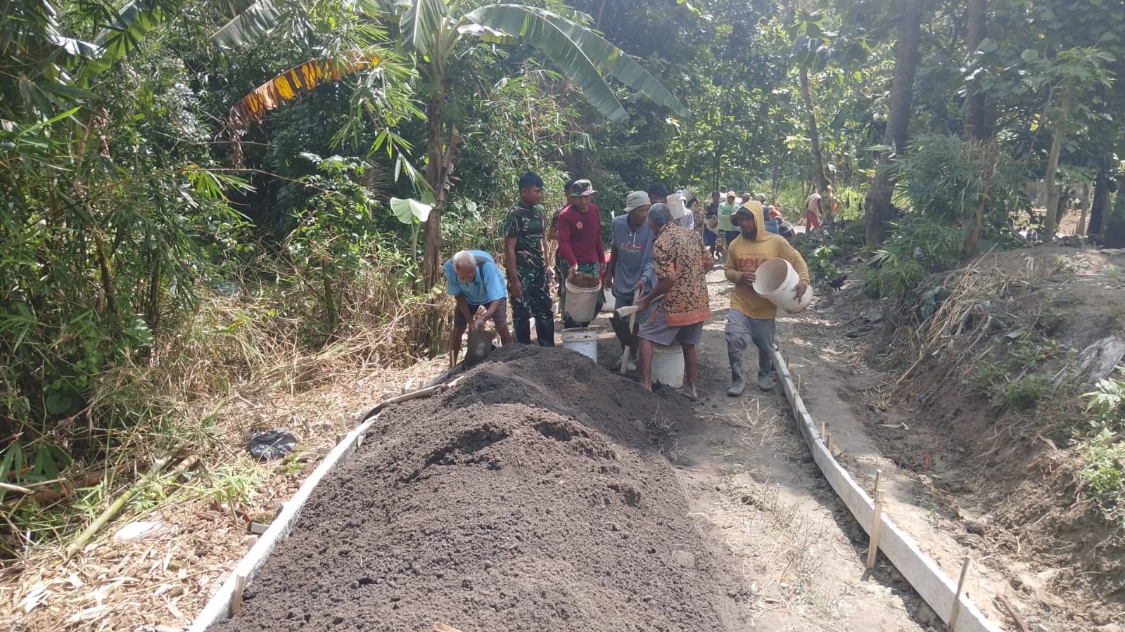 GOTONG ROYONG: KBM TNI Tahap I yang berlangsung di Desa Jambangan Kecamatan Geyer.