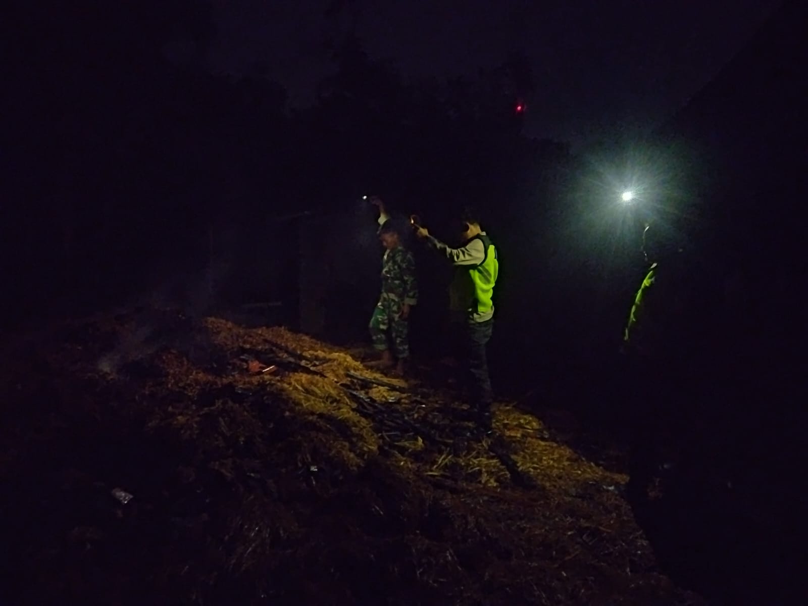 PADAMKAN API &ndash; Anggota Polsek Pulokulon membantu dalam memadamkan api di Desa Pojok, Kecamatan Pulokulon, Sabtu malam (31/1)