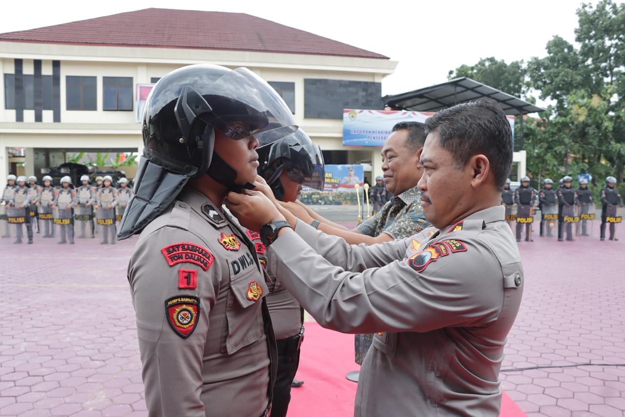 TERIMA HIBAH &ndash; Kapolres Grobogan AKBP Ike Yulianto memasang peralatan Dalmas yang berasal Hibah dari Pemkab Grobogan di Halaman Mapolres setempat