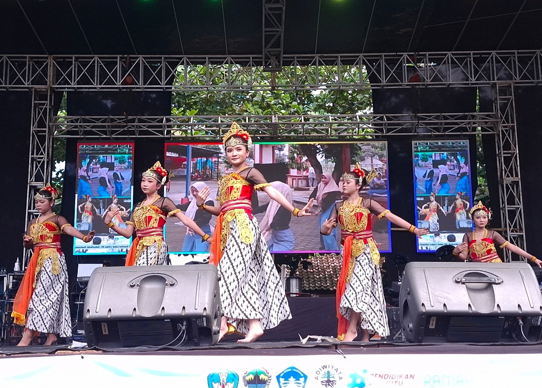 URI-URI: Para siswa tengah menampilkan seni dan karya kokurikuler.