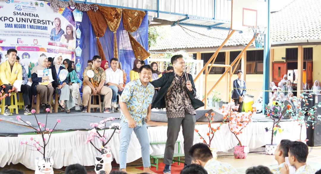 BERBAGI MIMPI: Para siswa tengah mengikuti Expo University.