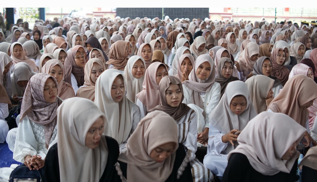 KHIDMAT: Para siswa tengah menyimak pengajian.
