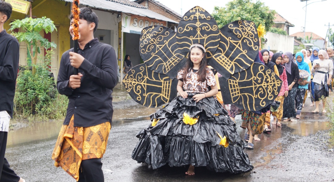 MERIAH: Para siswa tengah berpartisipasi dalam Ecofest Parade.