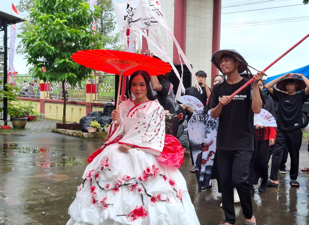 MERIAH: Para siswa tengah berpartisipasi dalam Ecofest Parade.