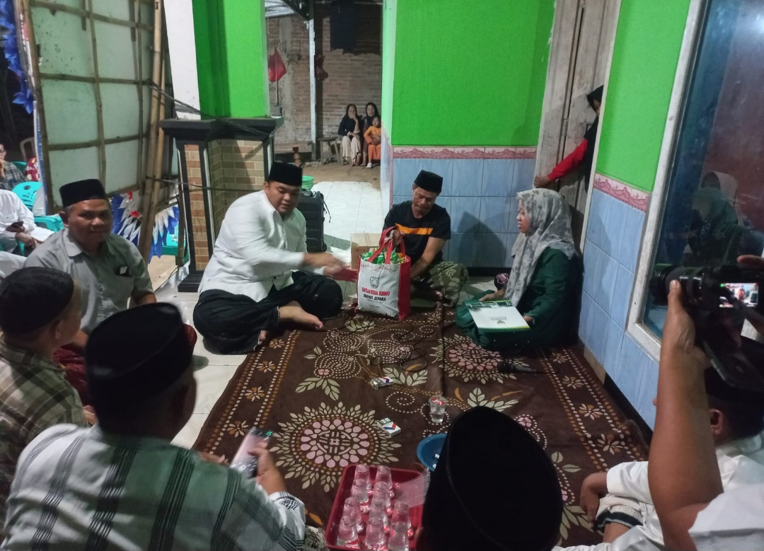PEDULI: Wabup Jepara M Ibnu Hajar didampingi sejumlah perwakilan OPD takziah di rumah mendiang.
