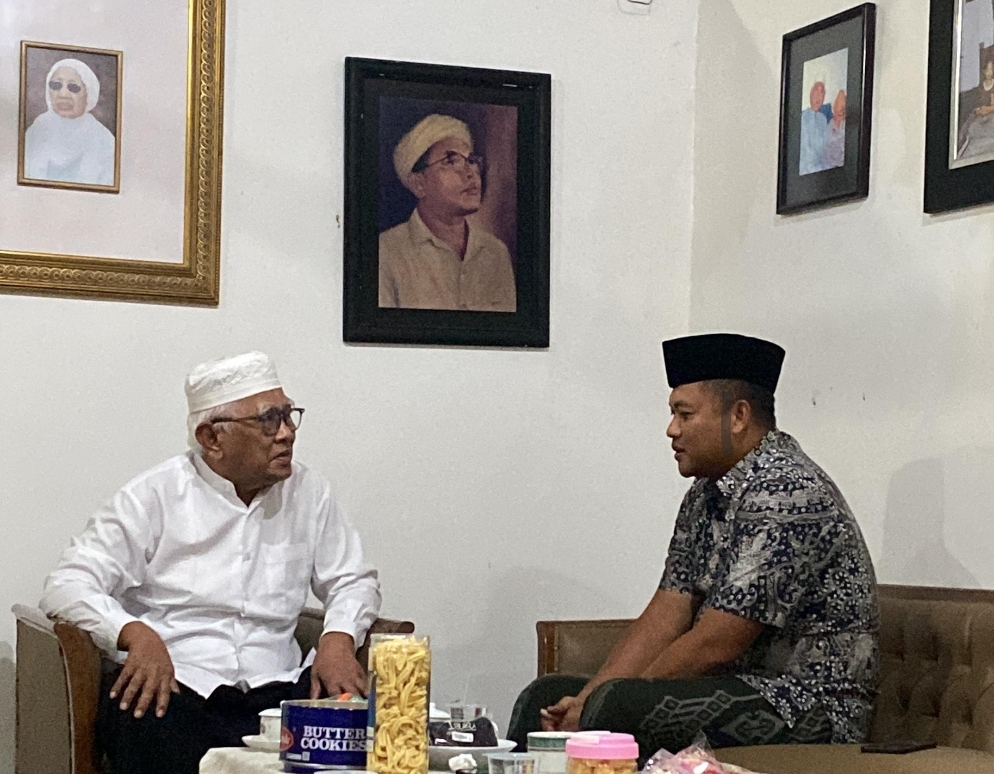 PAMITAN: AKBP Dhanang Bagus Anggoro berpamitan dengan KH A. Mustofa Bisri (Gus Mus) sebelum mengakhiri masa jabatannya sebagai Kapolres Rembang, Jumat (30/1).