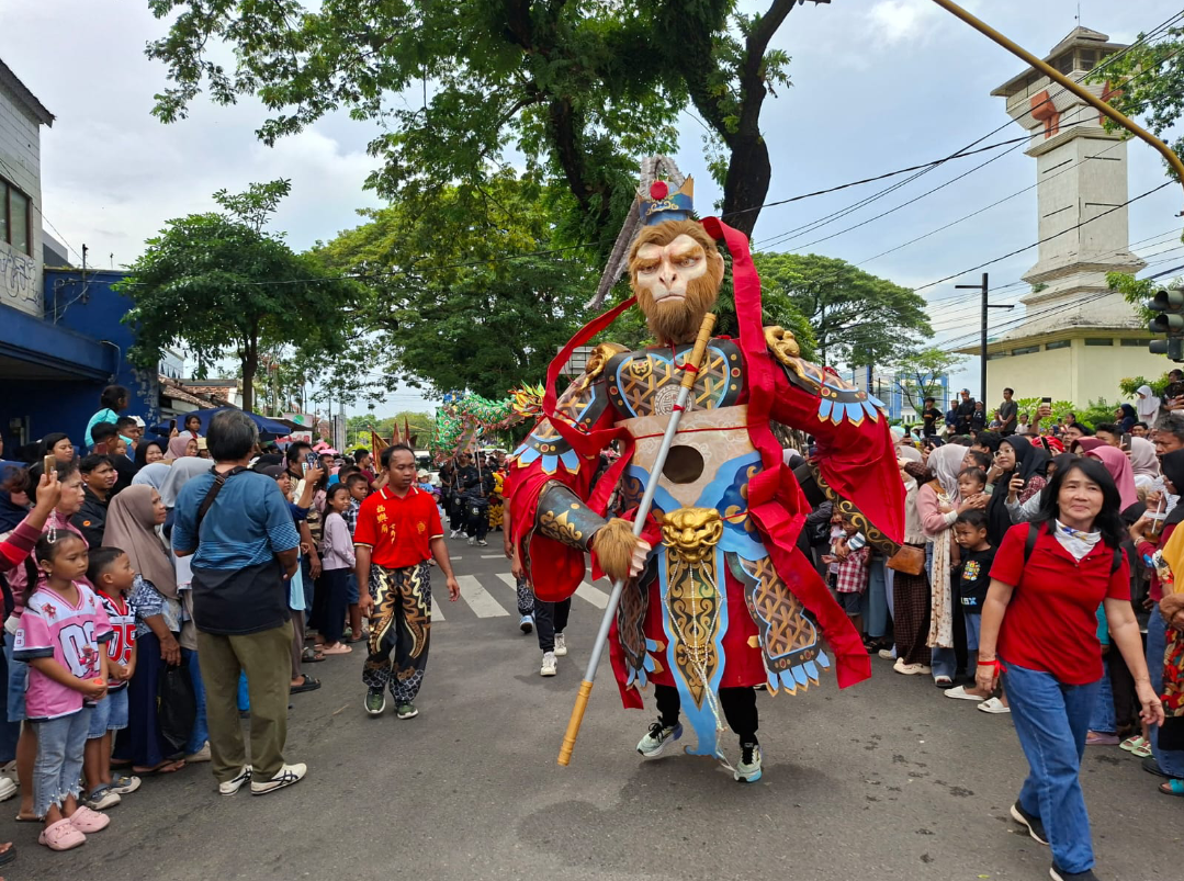 KIRAB: Peserta Kirab Bwee Gee menampilkan tarian naga dan tokoh Sun Wukong mengelilingi Kota Kudus, Minggu (1/2). (ANDIKA TRISNA SAPUTRA/RADAR KUDUS)