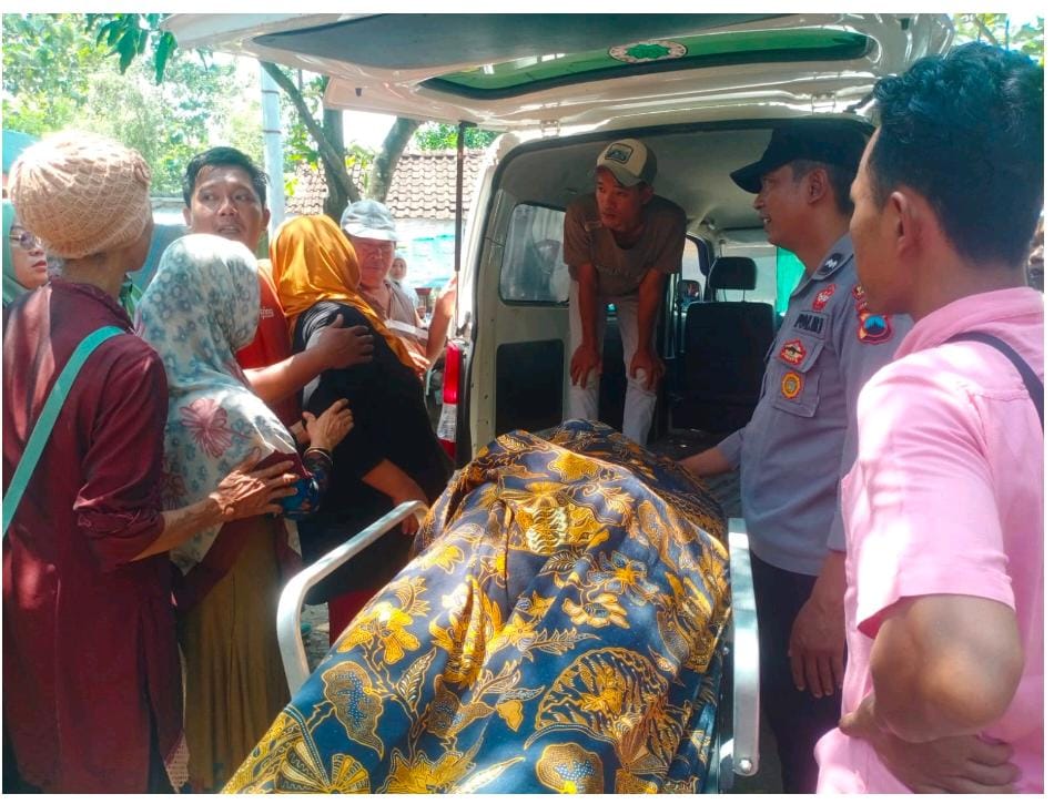 EVAKUASI &ndash; Petugas Polsek Karangrayung lakukan evakuasipria warga Demak meninggal di Pasar Geneng.