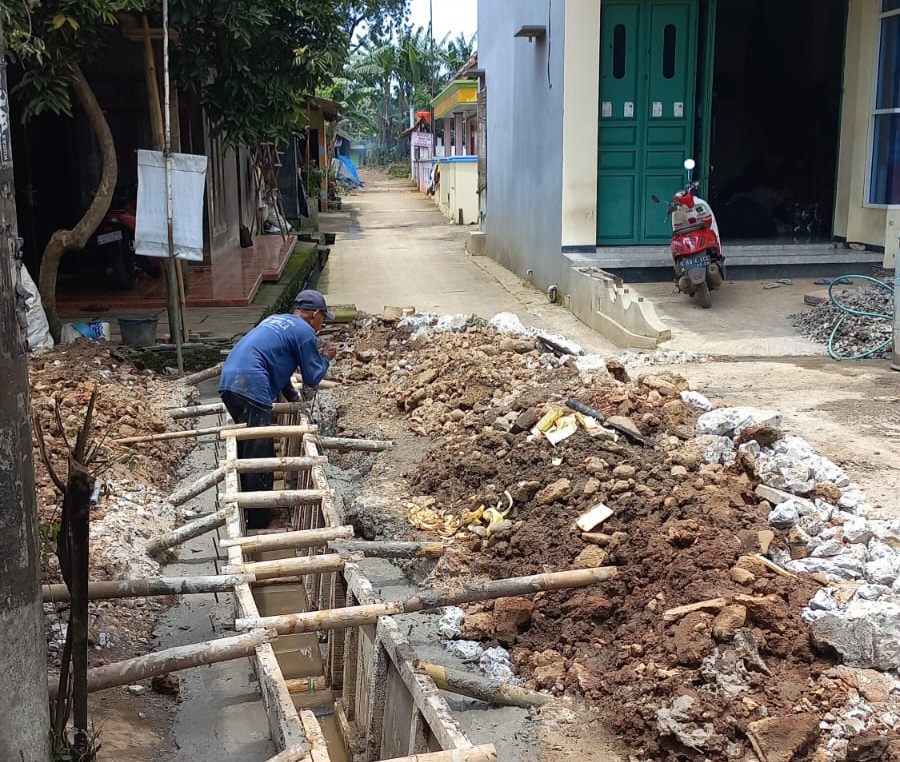 TAK MENYUMBAT: Selain jalan, juga dilakukan pekerjaan pembenahan saluran air.