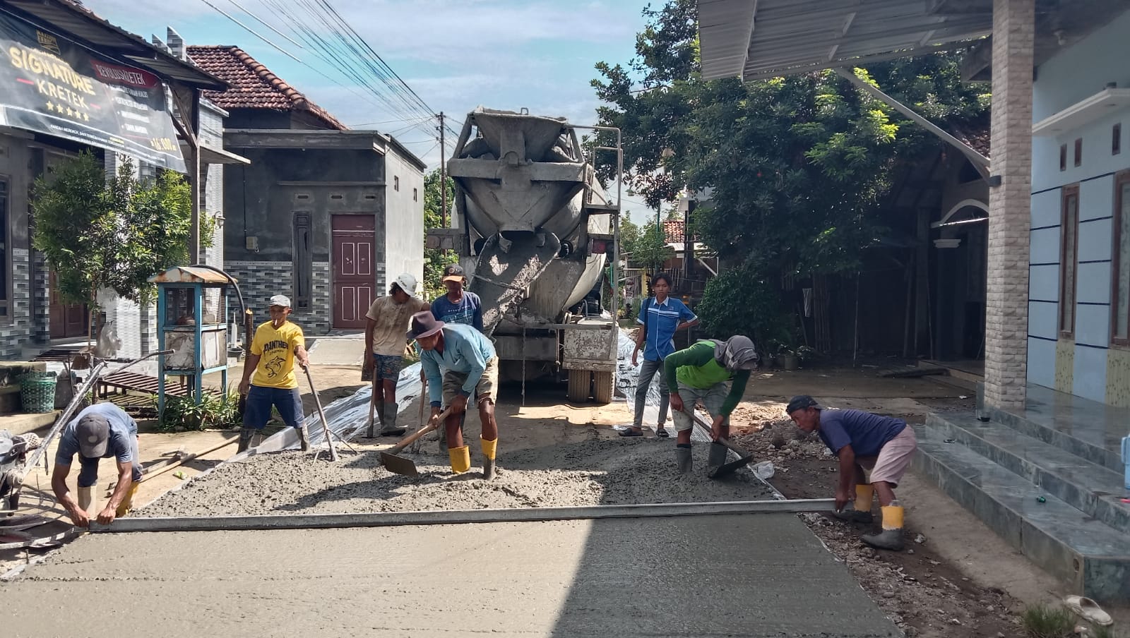 DERMAWAN: Proses pengecoran jalan oleh H. Bambang Sudarsono di Desa Kalipucang Wetan Kecamatan Welahan.