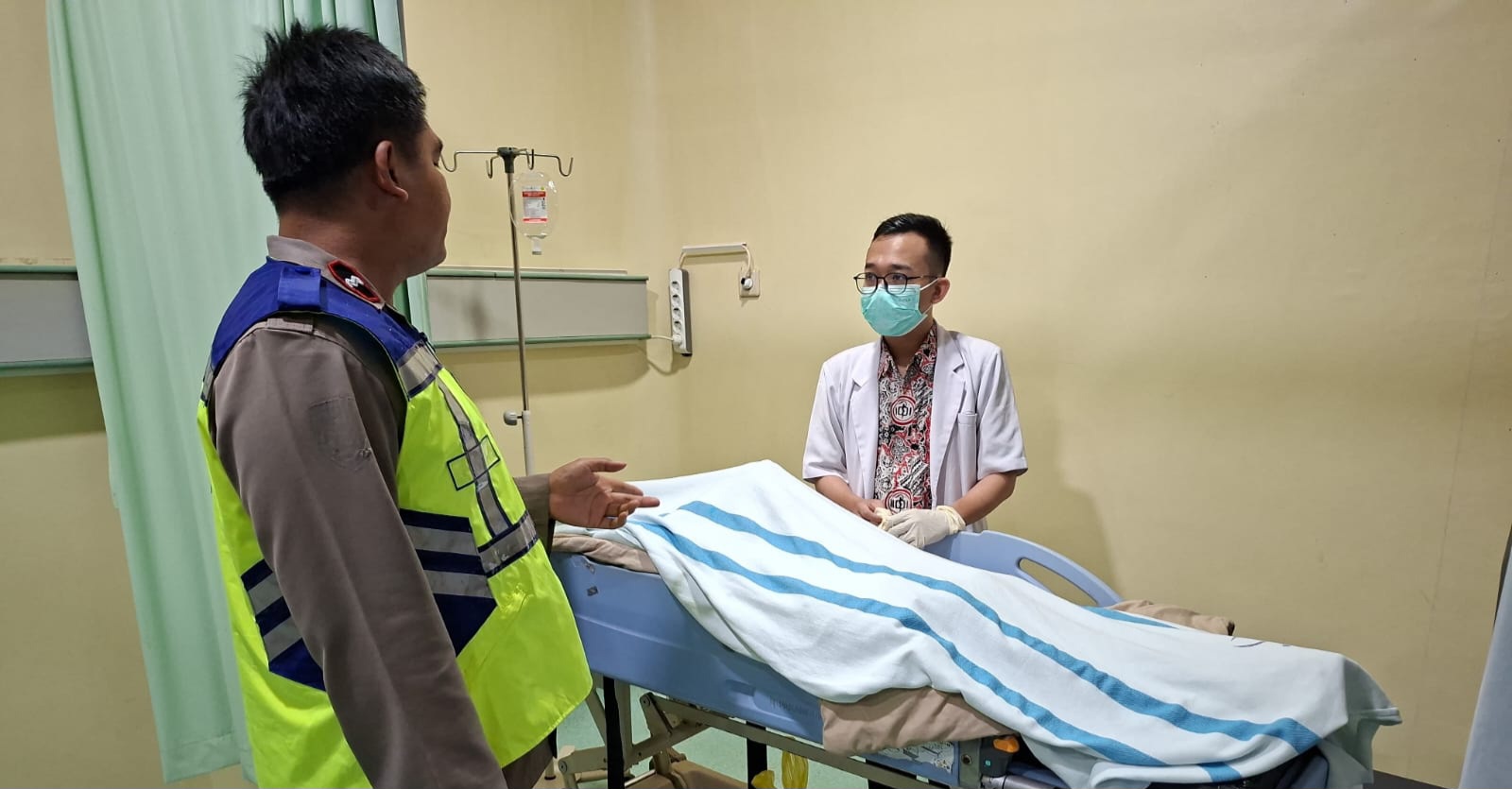 CEK: Anggota Polsek Tahunan tengah menilik korban di RS Kartini.