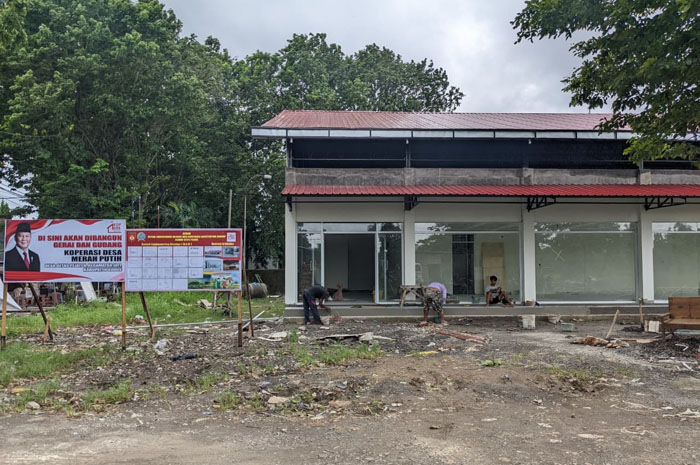 PROSES: Pekerja sedang membangun gerai KDMP di Desa Getaspejaten, belum lama ini.