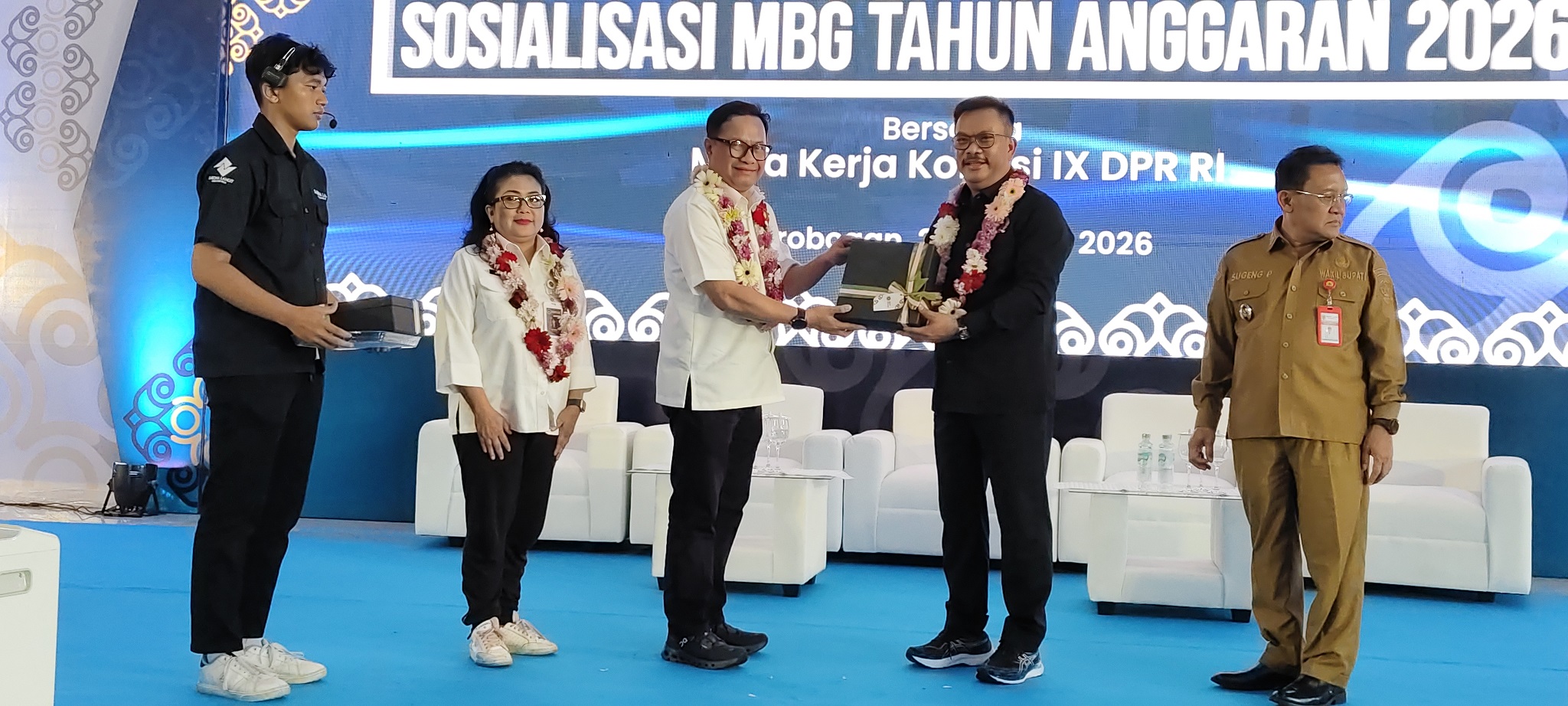 BERIKAN ARAHAN &ndash; Anggota DPR RI Komisi IX Edy Wuryanto memberikan arahan dalam sosialisi di Gedung Serba Guna Dewi Sri Danyang, Purwodadi, Selasa (2/2).
