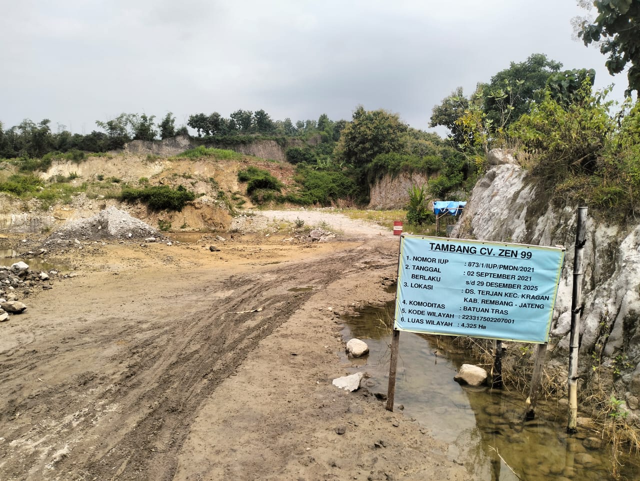 MANGKRAK: Papan nama salah satu penambang di pegunungan wilayah perbukitan Desa Terjan, Kecamatan Kragan.