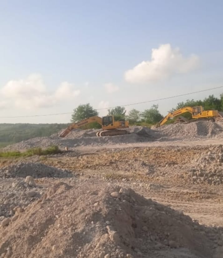 MANGKRAK: Dua alat berat tampak mangkrak di wilayah penambangan di Desa Sudan, Kecamatan Kragan, baru-baru ini.