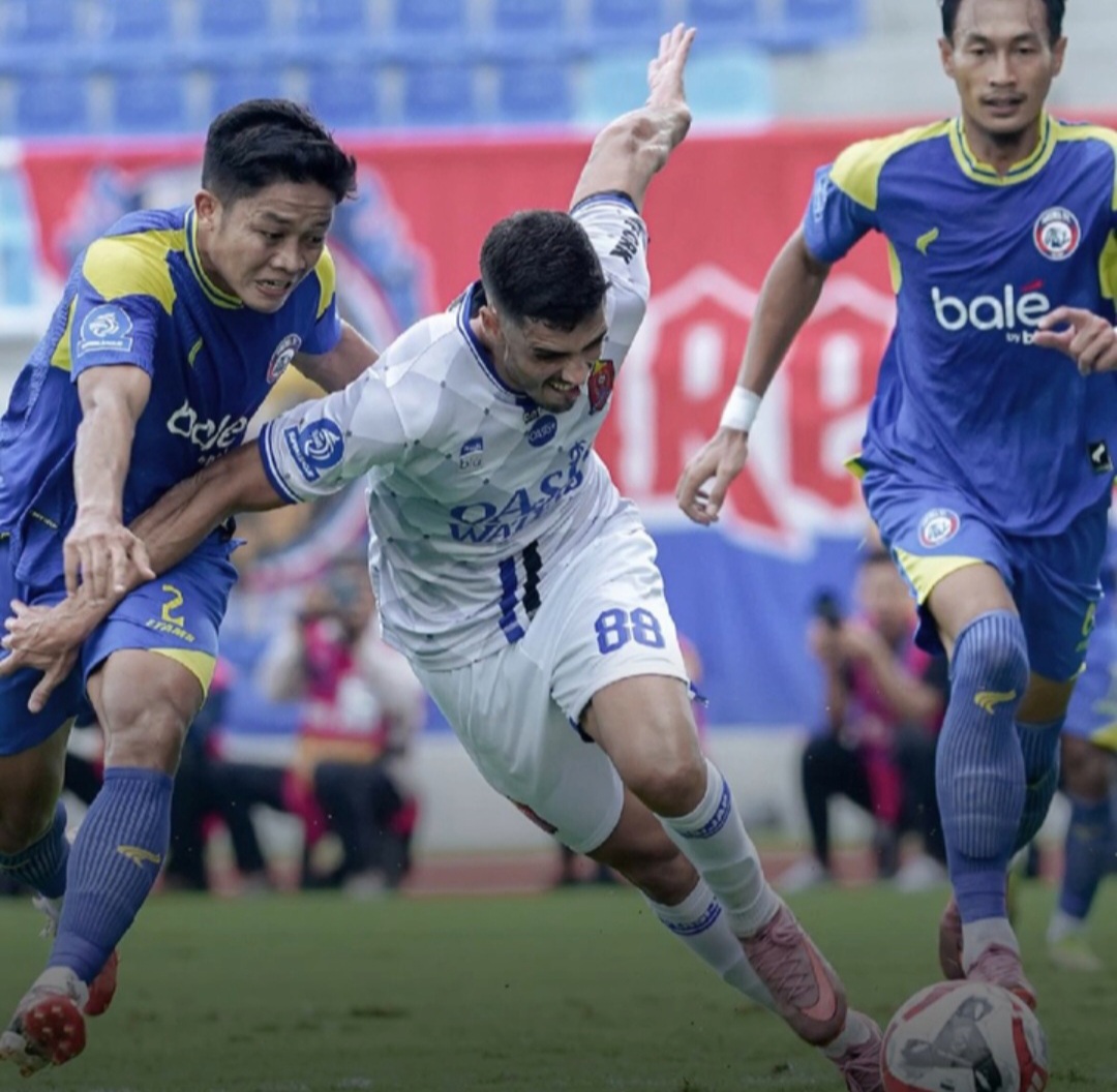 SENGIT: Borja Herreja dijegal para pemain Arema FC.