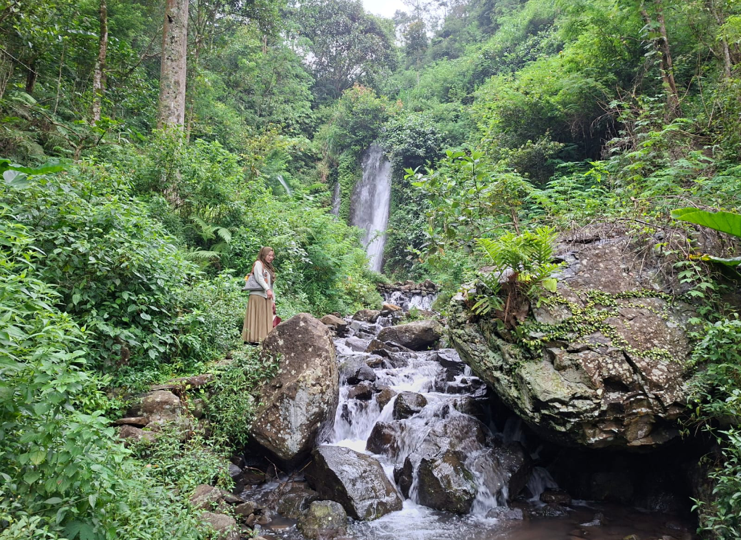 INDAH: Air Terjun Gambir Kaliyetno dengan suasana ketenangan dan suara aliran air sungai yang jernih, kemarin. (ANDIKA TRISNA SAPUTRA/RADAR KUDUS)