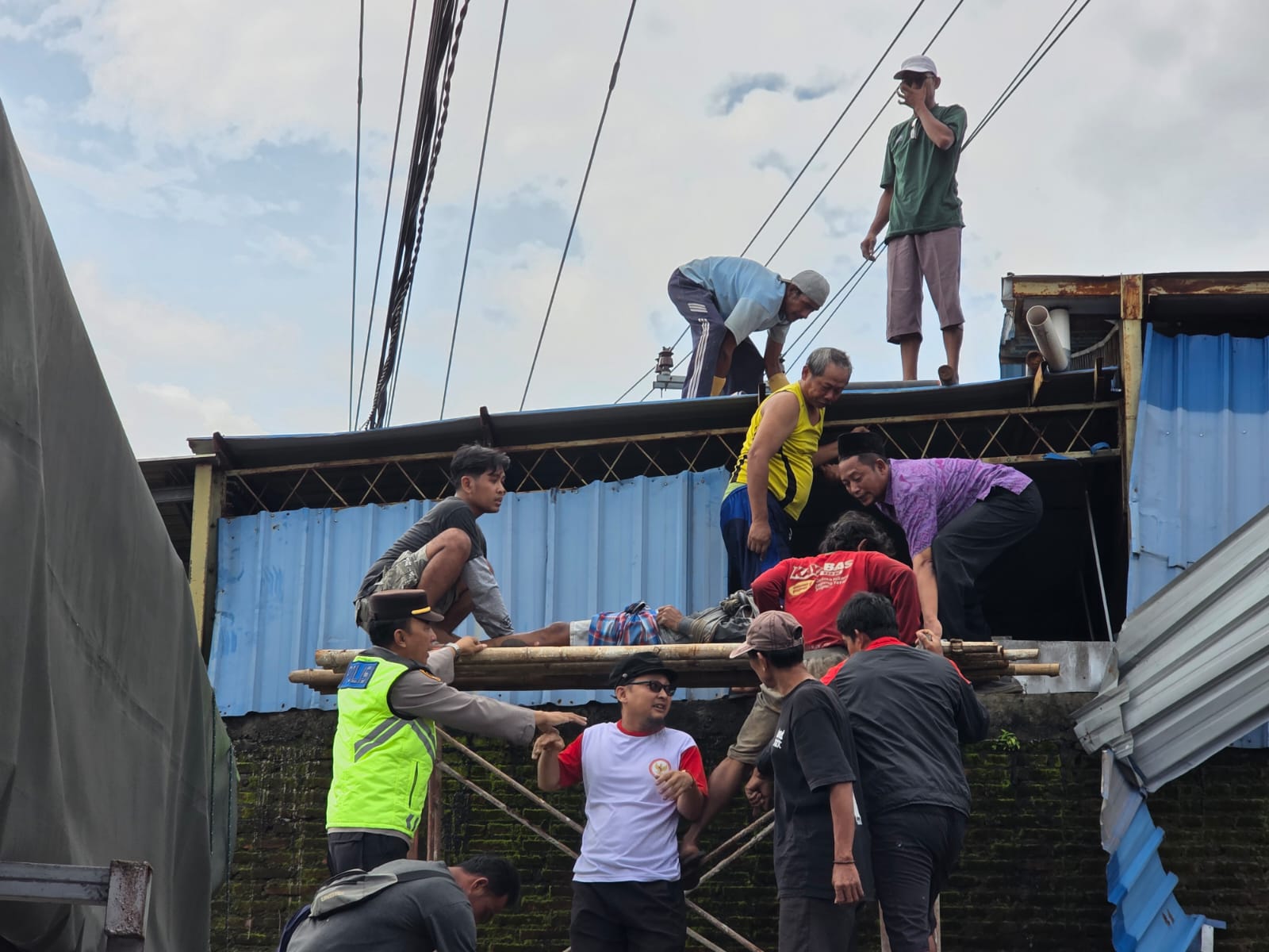 EVAKUASI: Proses evakuasi terhadap korban usai tersengat listrik di Desa Lebuawu Kecamatan Pecangaan.