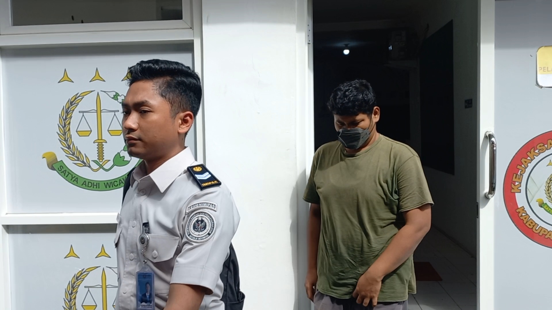 LESU: Pelaku predator seksual Safiq usai menjalani pemberkasan di Kejari Jepara dan dibawa ke Rutan Jepara pada Selasa (3/2).