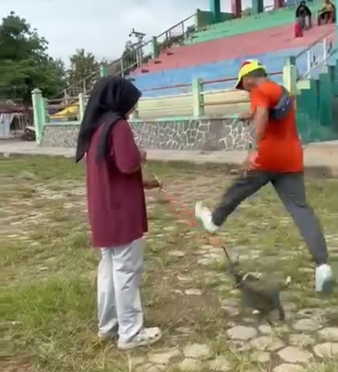 PARAH: Video tangkapan layar seorang pria menendang kucing di lapangan Kridosono Blora. 