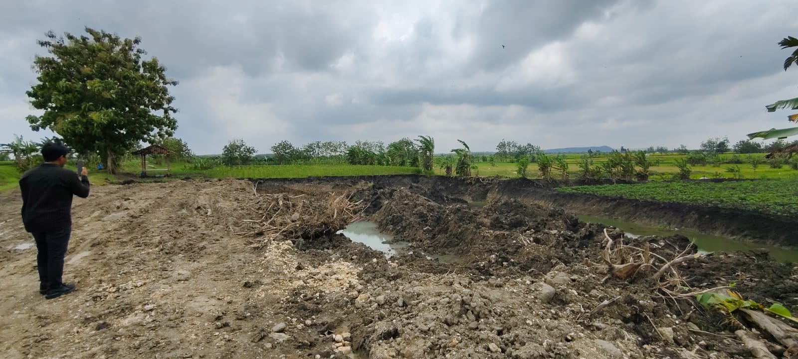 DITUTUP &ndash; Galian C diduga tidak berizin di Desa Watupawon, Kecamatan Penawangan ditutup karena tidak miliki izin dan beroperasional kembali.