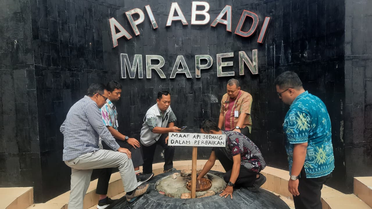 MENGECEK: Dinas ESDM dan Dispora Provinsi Jateng saat mengecek sumber padamnya Api Mrapen di Desa Manggarmas Kecamatan Godong.