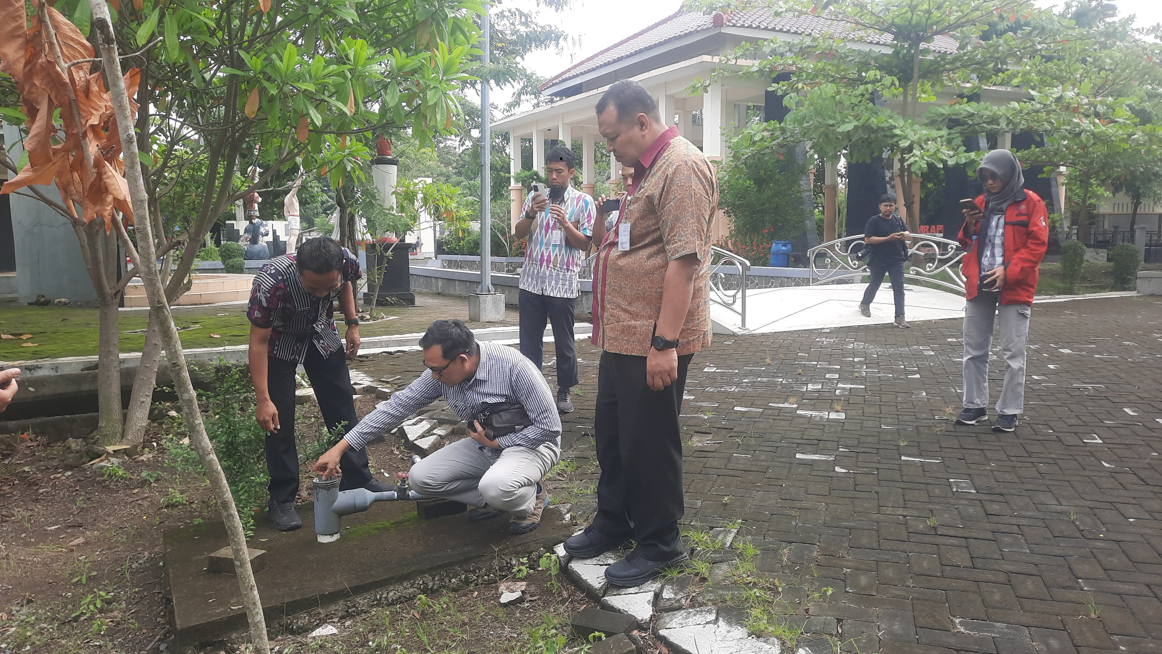 MENGECEK: Dinas ESDM Provinsi Jateng saat mengecek kondisi pipa gas di Api Abadi Mrapen.