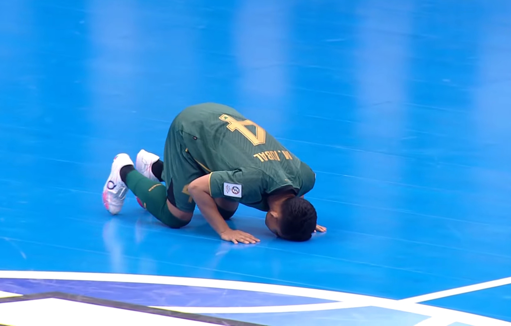 M. Iqbal sujud syukur setelah laga Indonesia vs Vietnam