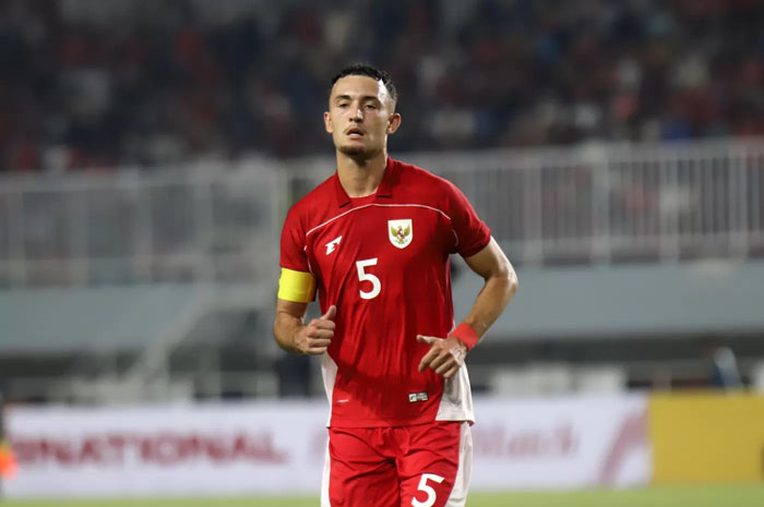 Kapten Timnas U-22 Indonesia Ivar Jenner pada laga uji coba melawan Mali di FIFA Match Day di Stadion Pakansari, Kabupaten Bogor, Jawa Barat, Sabtu (15/11/2025).