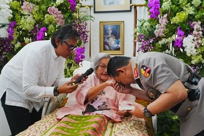 Kapolri Jenderal Listyo Sigit Prabowo saat menyambangi kediaman istri mantan Kapolri Jenderal Hoegeng Iman Santoso, Meriyati Hoegeng pada 23 Juni 2025.