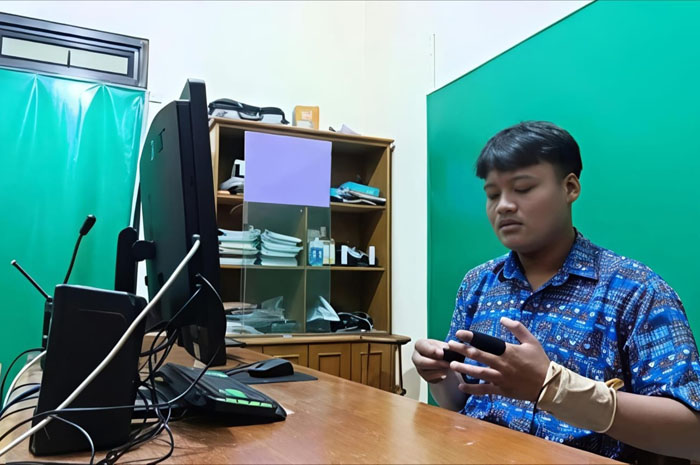 INOVATIF: Muhammad Fajar Diva mengecek kesiapan X-Antuknya di SMA PGRI Pati baru-baru ini.