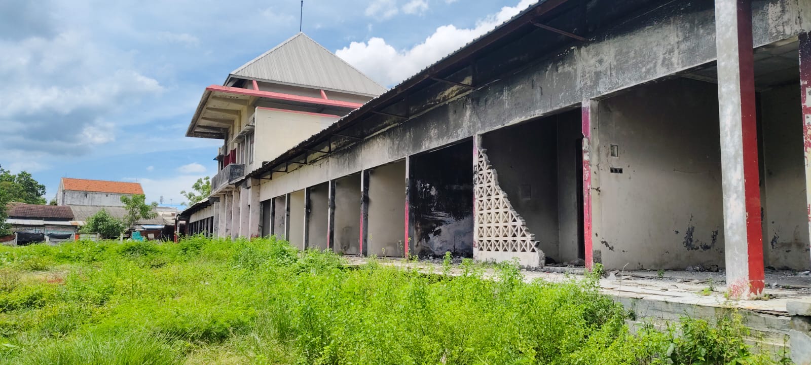 MASIH MENUNGGU &ndash; Gedung bekas bangunan Pasar Gubug yang terbakar masih terbengkalai dan belum kejelasan waktu pembangunanya meski sudah satu tahun kejadian kebakaran.