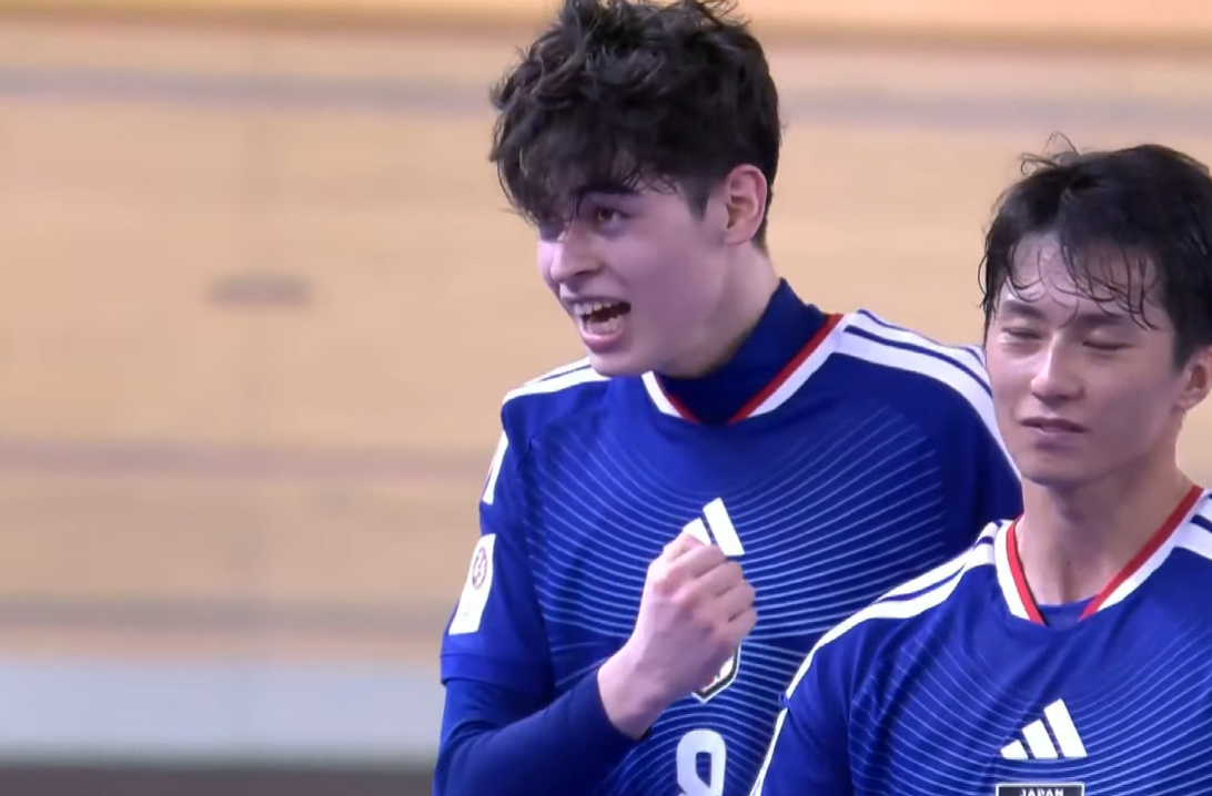 Izu mencetak gol ke gawang Afghanistan saat pemain Afghanistan salah passing dan blunder