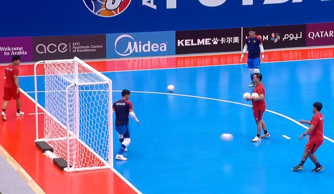 Timnas Indonesia sedang pemanasan jelang melawan vietnam