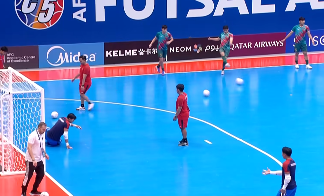 Timnas Indonesia sedang pemanasan jelang melawan vietnam