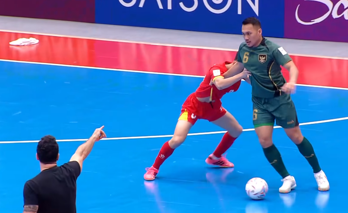 Perebutan bola antara pemain Indonesia dengan Vietnam