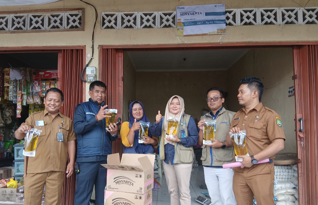 GERAK CEPAT: Pemimpin Bulog KC Pati, Meitha Nova Riany (tiga dari kanan) bersama tim gabungan dari Dinas Perdagangan, Koperasi dan UKM (DINDAGKOPUKM) Kabupaten Blora dan Polres Blora saat distribusi.