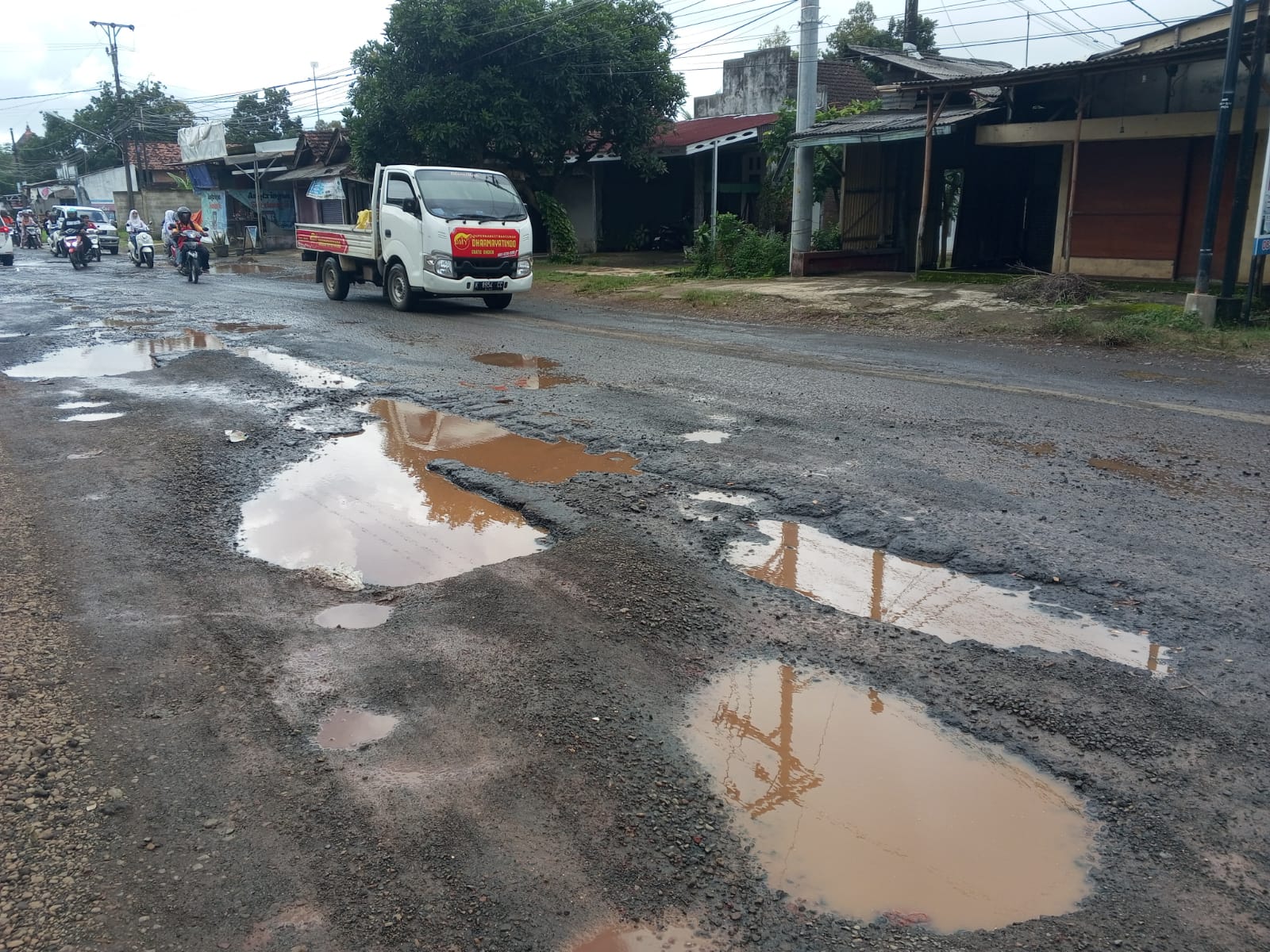 PARAH: Kondisi kerusakan jalan Mlonggo Jepara, Pemprov sedang memproses lelang untuk perbaikan senilai Rp 2 miliar.