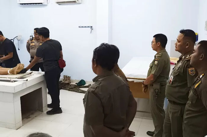DUKA MENDALAM: Sejumlah pejabat di lingkungan Pemkab Kebumen turut menyaksikan pemulasaran jenazah Mochamad Faik, 33, personel Satpol PP yang meninggal saat mengevakuasi ODGJ.