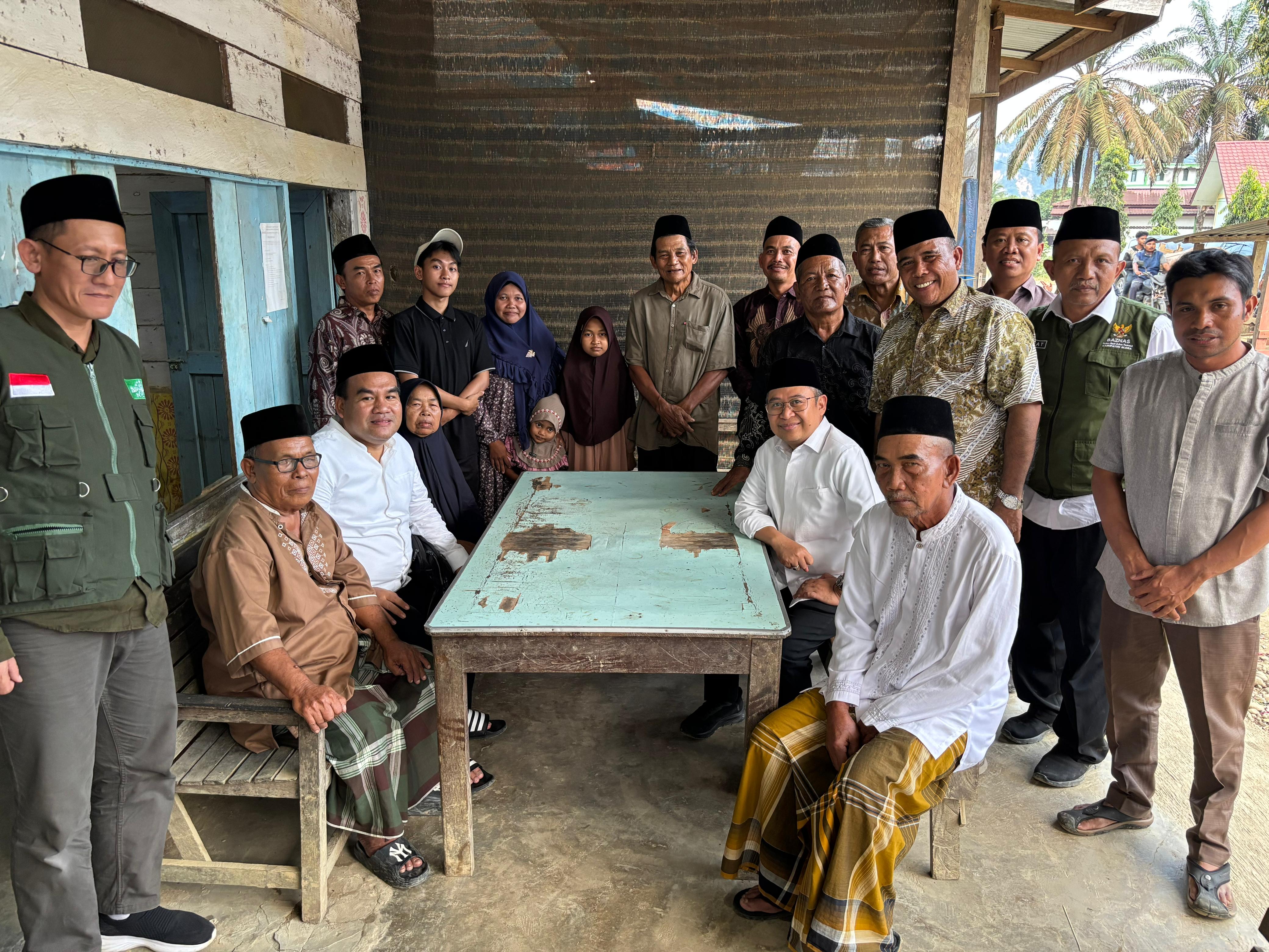 DUKA: Bupati Blora Arief Rohman saat berdialog dengan korban banjir di Aceh tepatnya di perkampungan warga Blora
