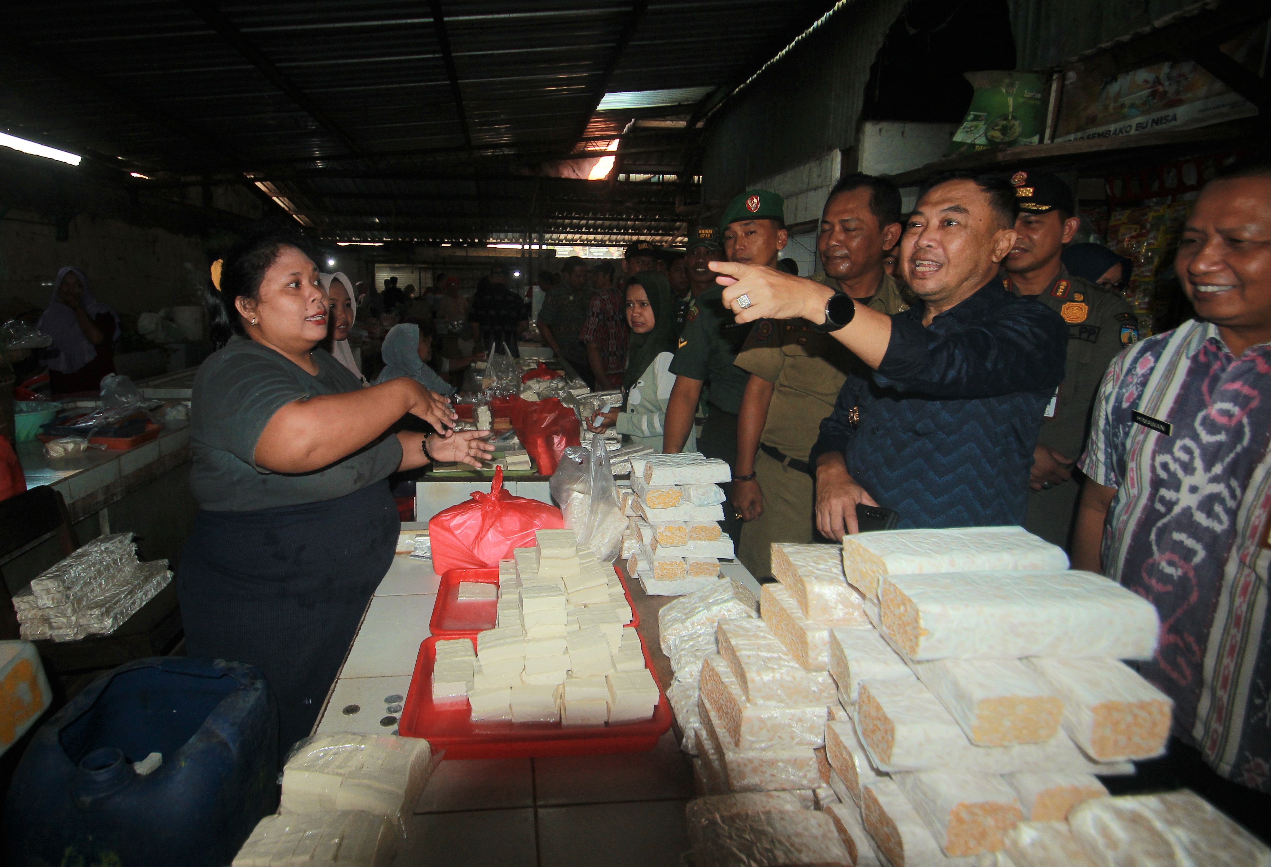 LARIS: Pedagang di salah satu Pasar wilayah Jepara menjajakan tahu dan tempe.