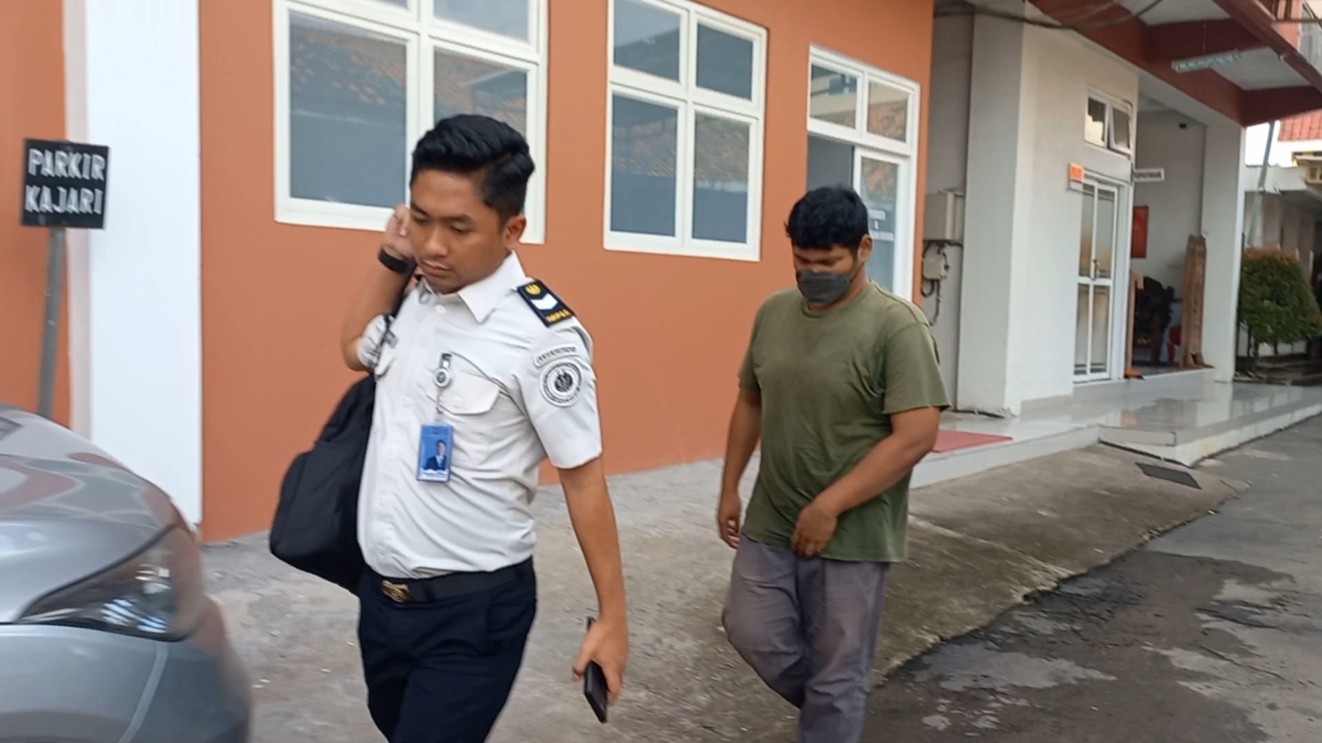 LESU: Pelaku predator seksual Safiq usai menjalani pemberkasan di Kejari Jepara dan dibawa ke Rutan Jepara pada Selasa (3/2).