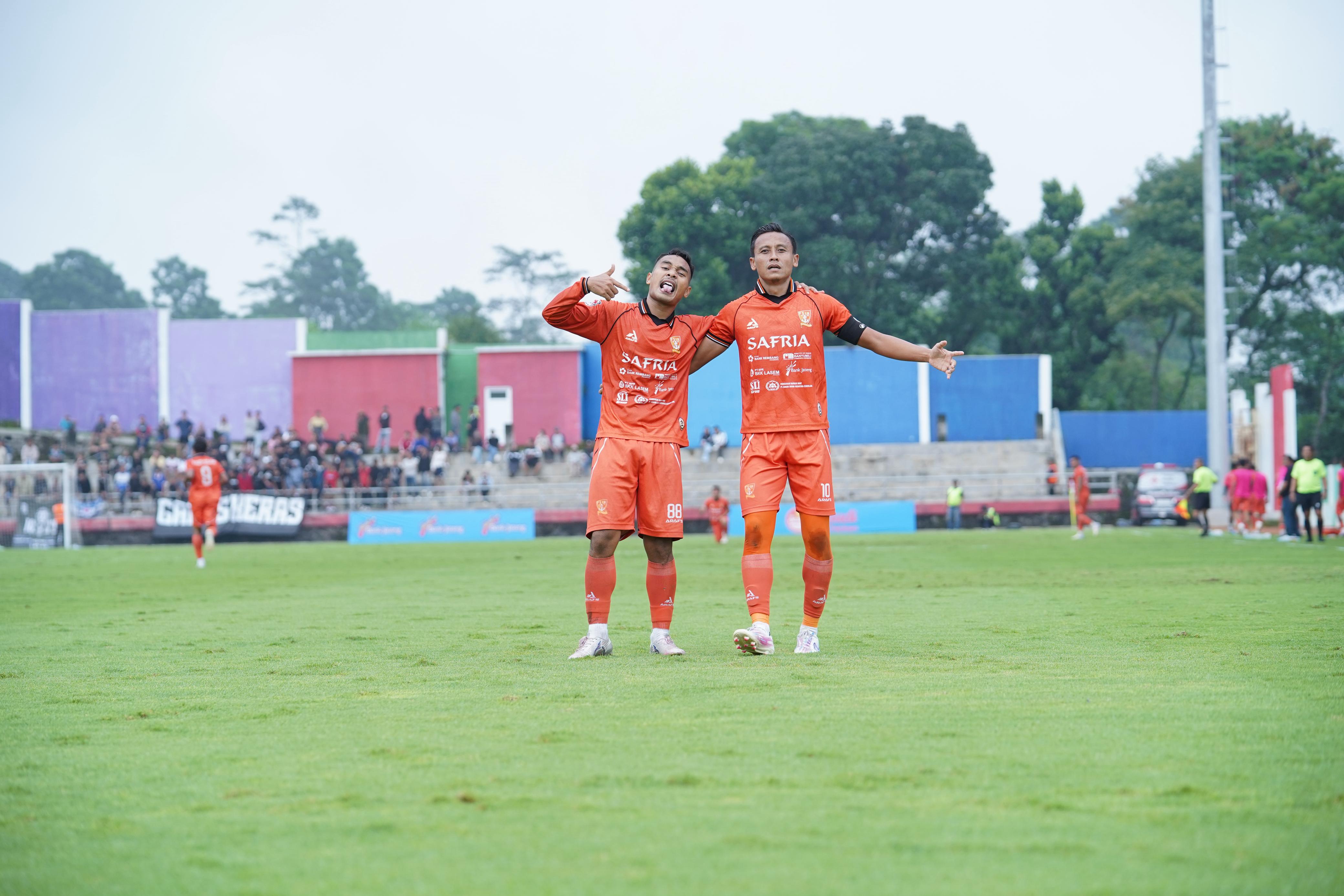 ABSEN: Striker PSIR M. Ubaid (nomor 88) berpose bersama Tri Handoko setelah menang melawan Persebi Boyolali 2-1 di Stadion Kebogiro.