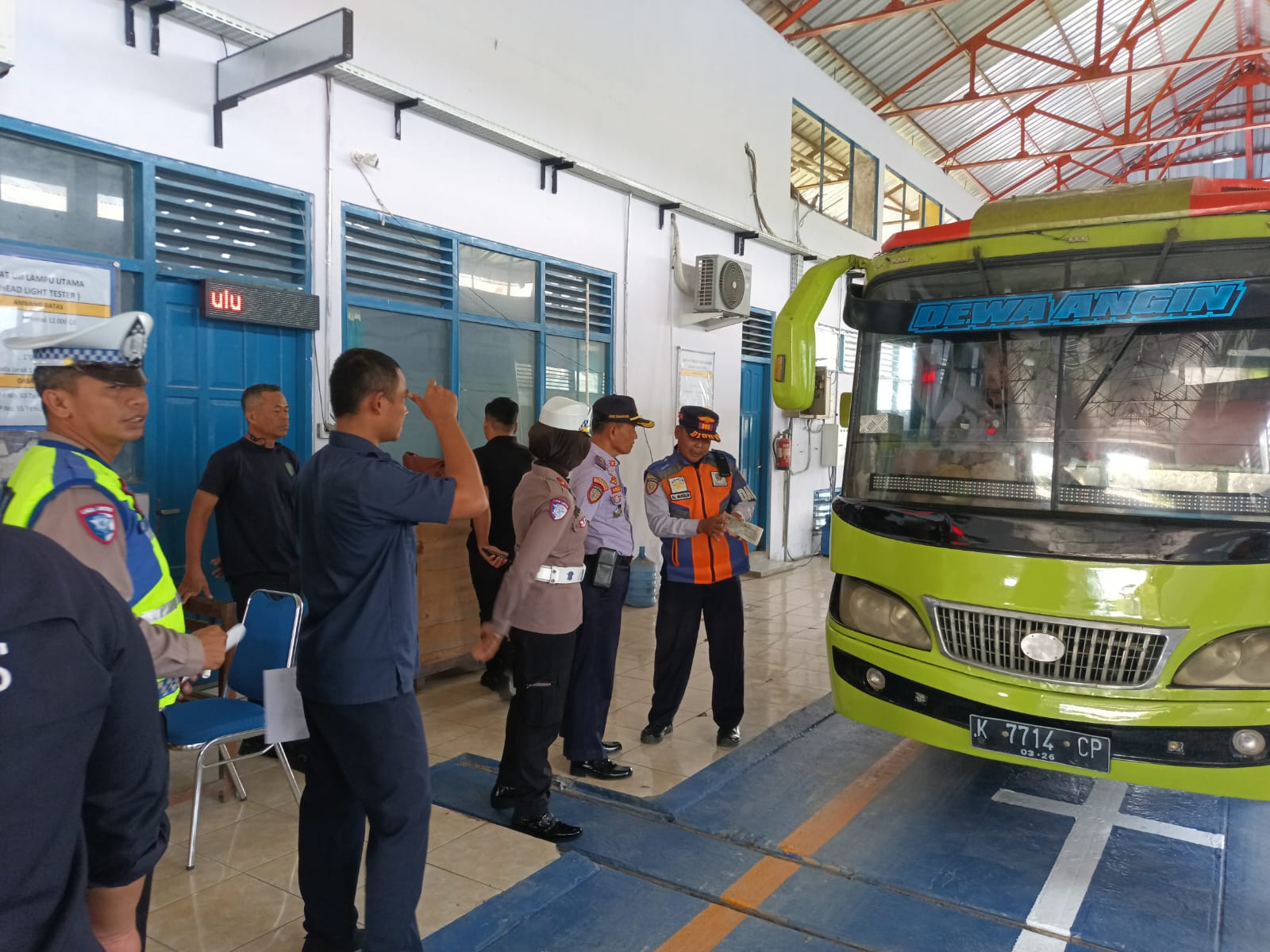 RAMP CHECK: Satlantas dan Dishub Grobogan saat melakukan ramp check ke bus AKDP.