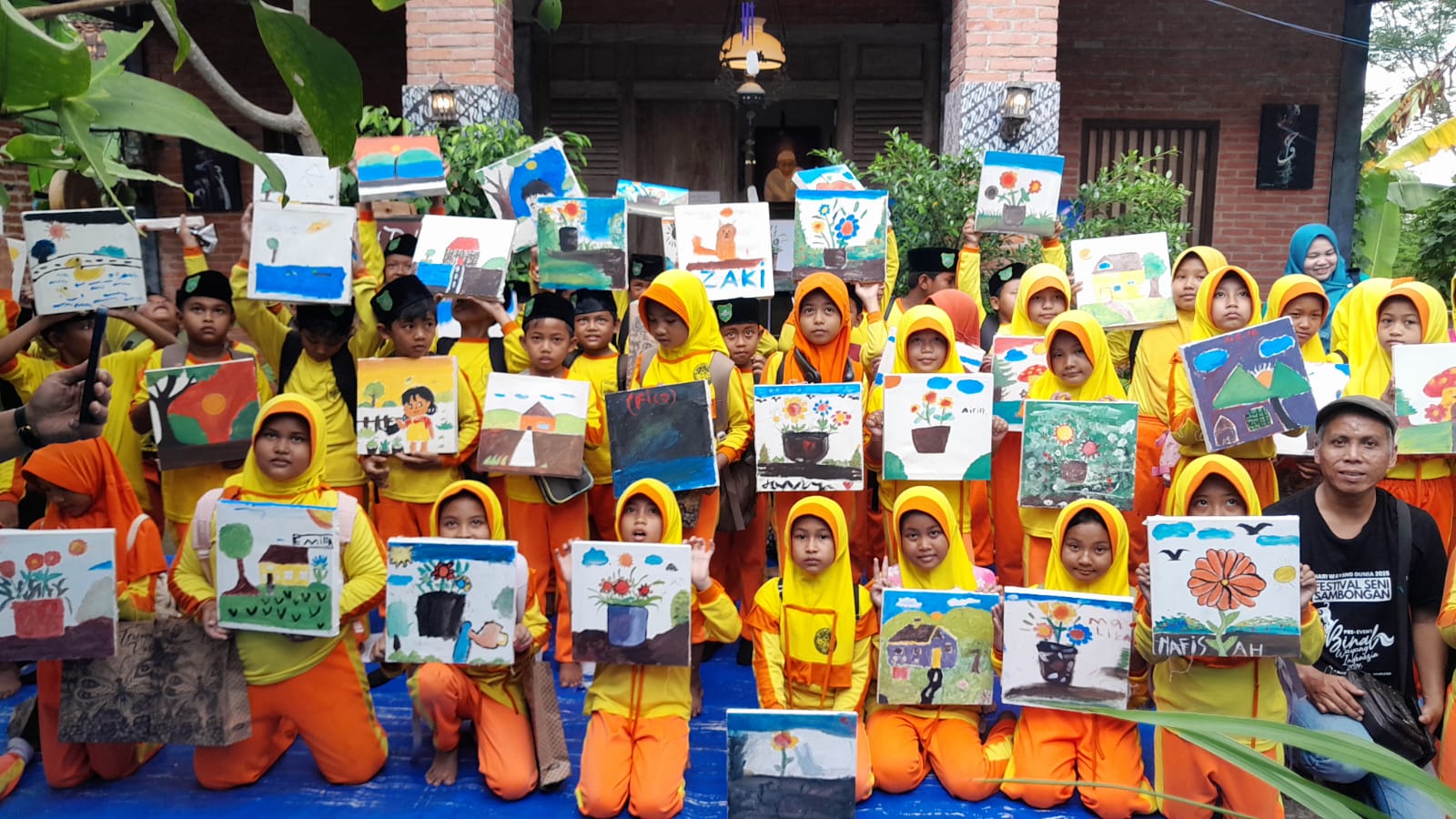 PENGALAMAN BARU: 60 anak didik MI Al Asy&rsquo;ari Kuniran Pati mencari pengalaman baru di luar kelas dengan berkunjung ke Gallery Rosyid Ndoyik Rembang kemarin.